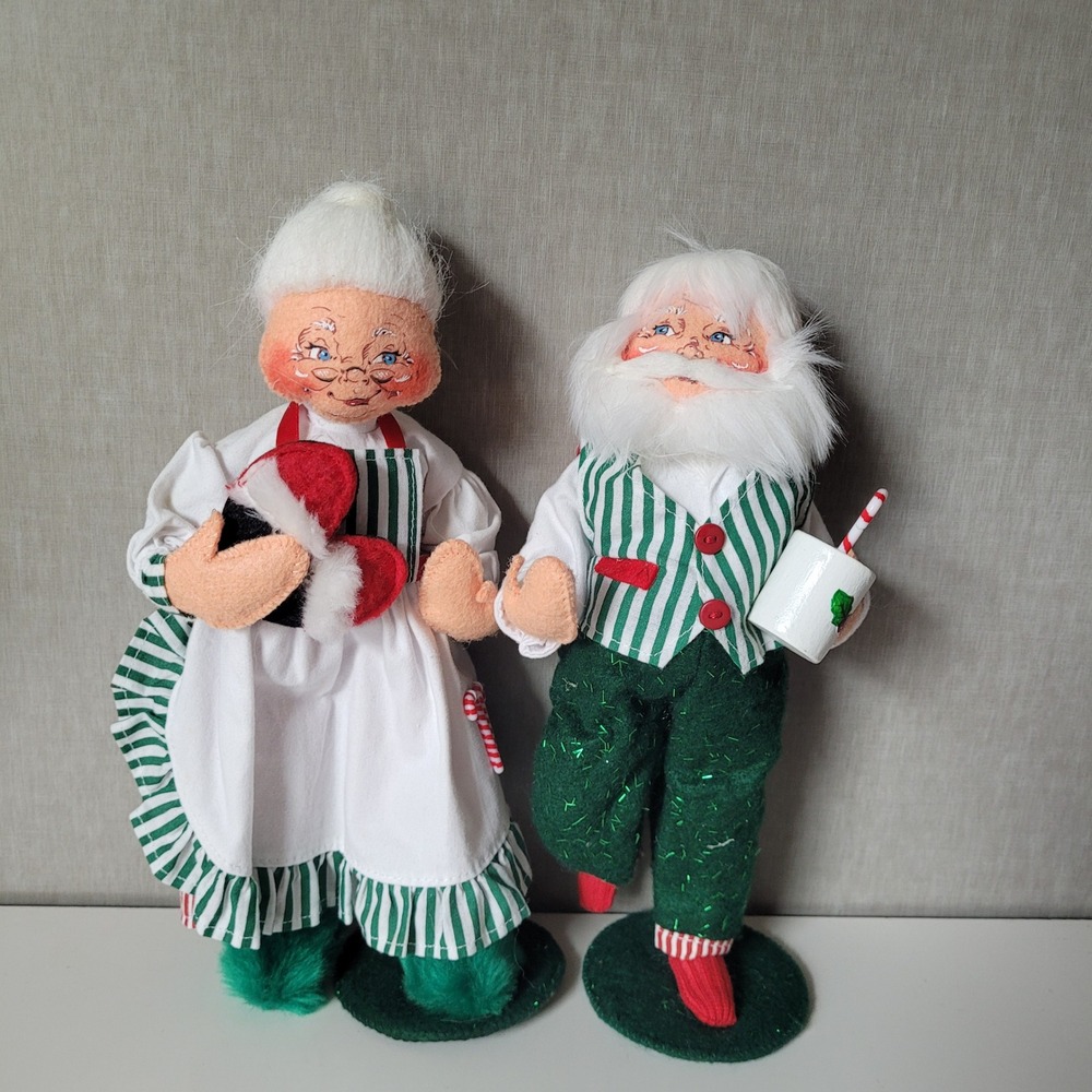 2006 Christmas Annalee Santa & Mrs Claus Dolls Pair Green Red Hot Cocoa Mug 9"